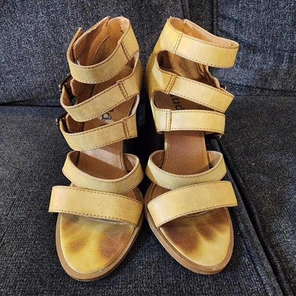 Mudd Shoes - Y2k‎ Mudd Strappy Chunky Heel Back Zip Size 10 Beige Sandals
